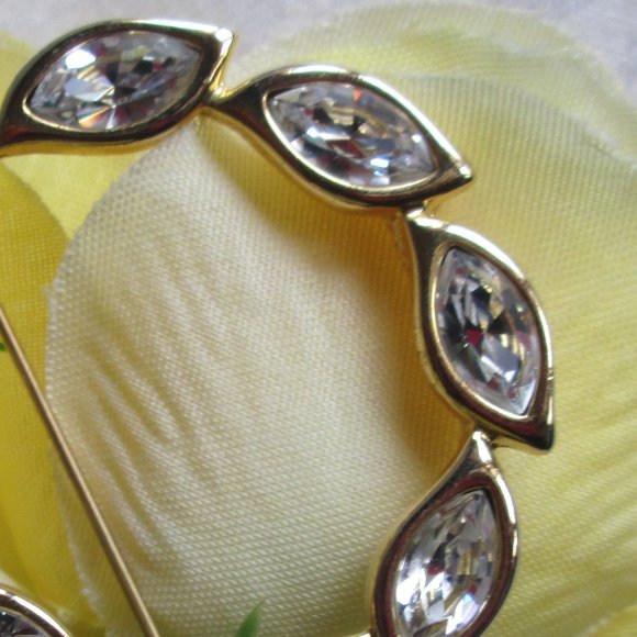 💕 MONET GOLD ROUND SWARVORSKI CRYSTAL LEAF BROOCH – VINTAGE 💕 - Picture 12 of 13